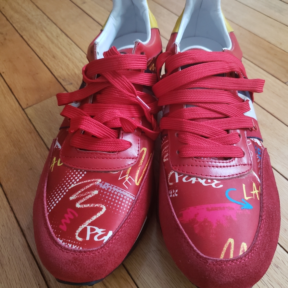 This is a beautiful used Moncler snears